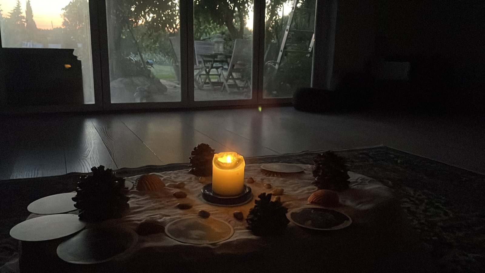 Stille ruimte met kaarslicht