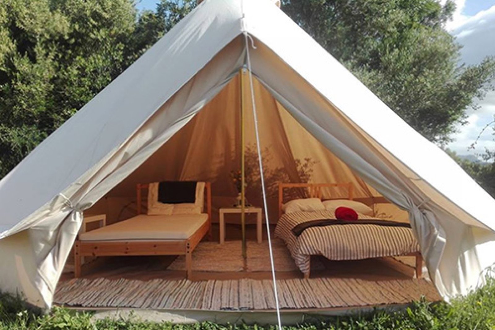 Eenvoudige slaapplaats in een tent